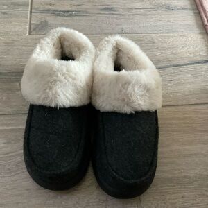 Deafoam Women’s Dark Gray Slippers w/Faux Fur Trim Sz 7-8